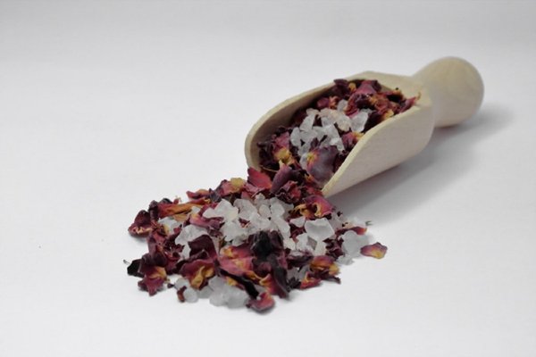 Naturkristallsalz – mit Rosenblüten